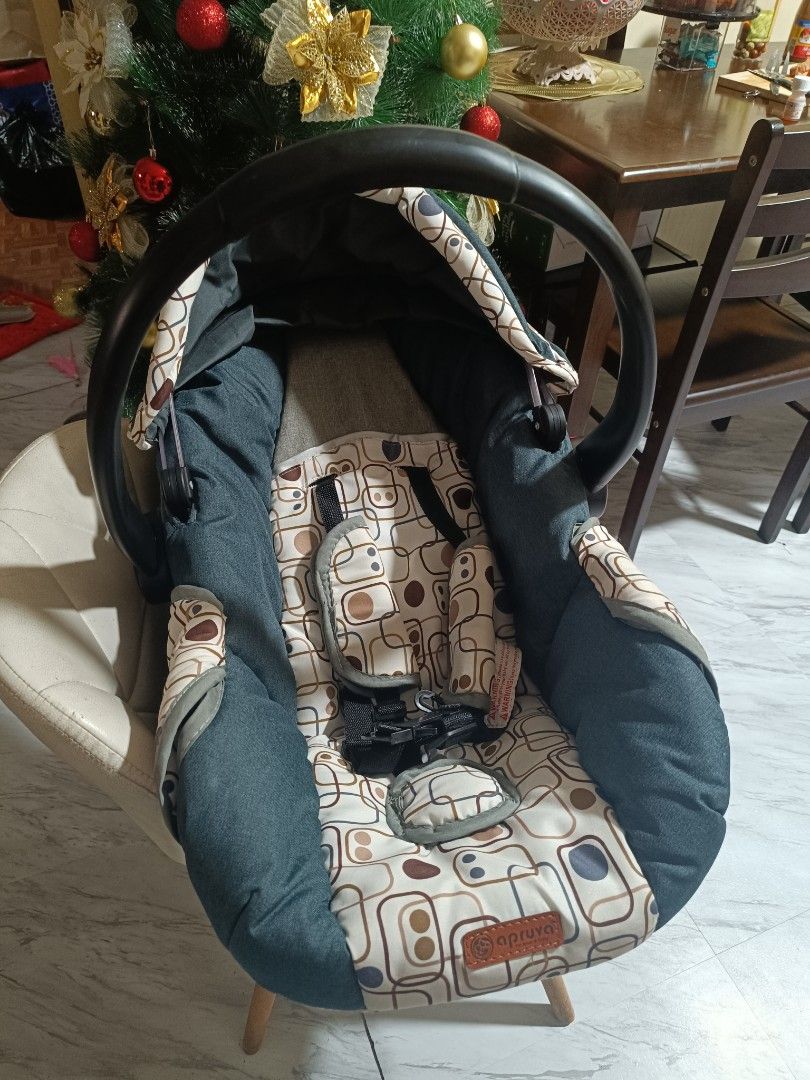 Baby Car Seat (Category: Car Seats) located in Makati City. Submitted by billyun (Listing ID 1411303556, Image 1). Description: - Stylish baby car seat - Almost new - Dark blue and beige patterned fabric - Includes a carrying handle - Features a sunshade - Equipped with a safety harness.