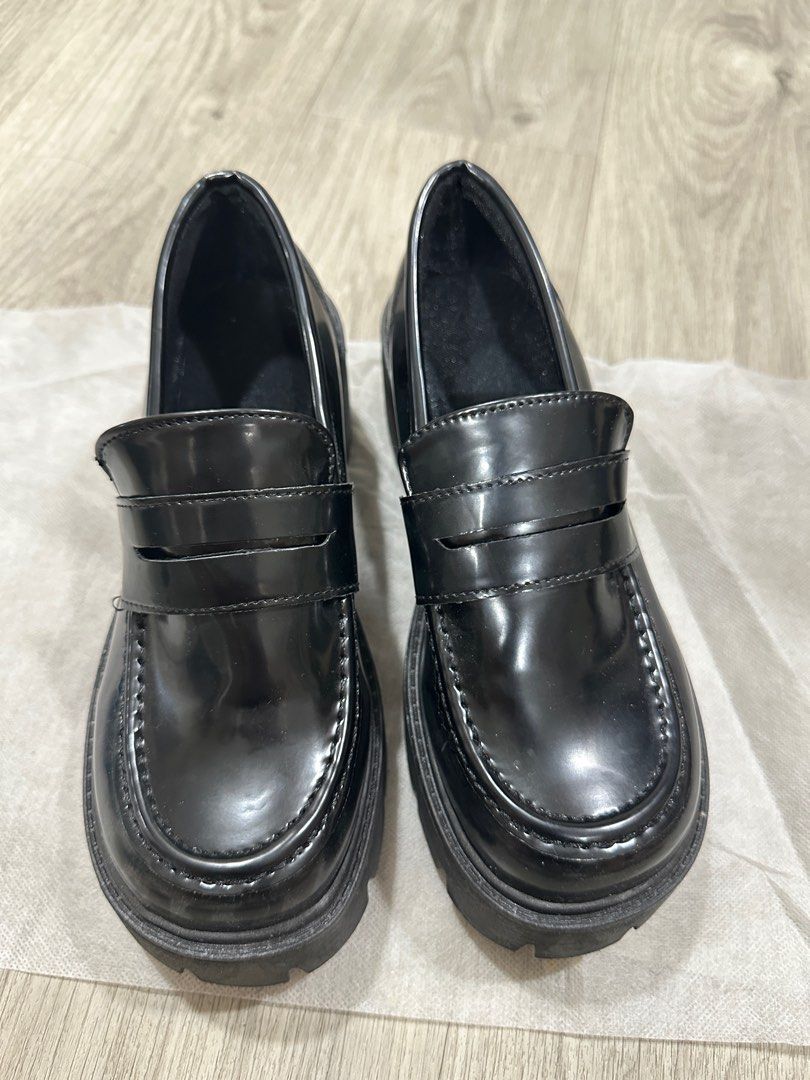 Black Basic Platform Loafers (Category: Loafers) located in Singapore. Submitted by shopxaway (Listing ID 1411392339, Image 2). Description: Brand new, unworn Size 38, sizing runs a little big.