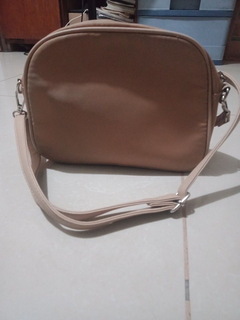 Cose Crossbody Bag (Category: Cross-body Bags) located in Manila. Submitted by chedelm (Listing ID 1411268939, Image 2). Description: - Quilted heart design - Zippered main compartment - Interior zippered pocket - Adjustable long strap - Cose logo on front and zipper pull -with dustbag and paper bag -still negotiable pm is the key😁 minor flaw: has ink stain inside (see photos).