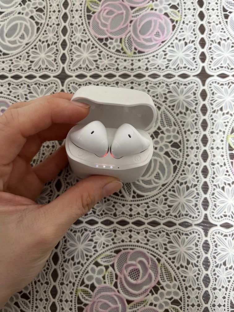 Defunc (Category: Earphones) located in Singapore. Submitted by ga2555 (Listing ID 1411371813, Image 3). Description: Selling for $25. No box. Comes with usb cable charge .