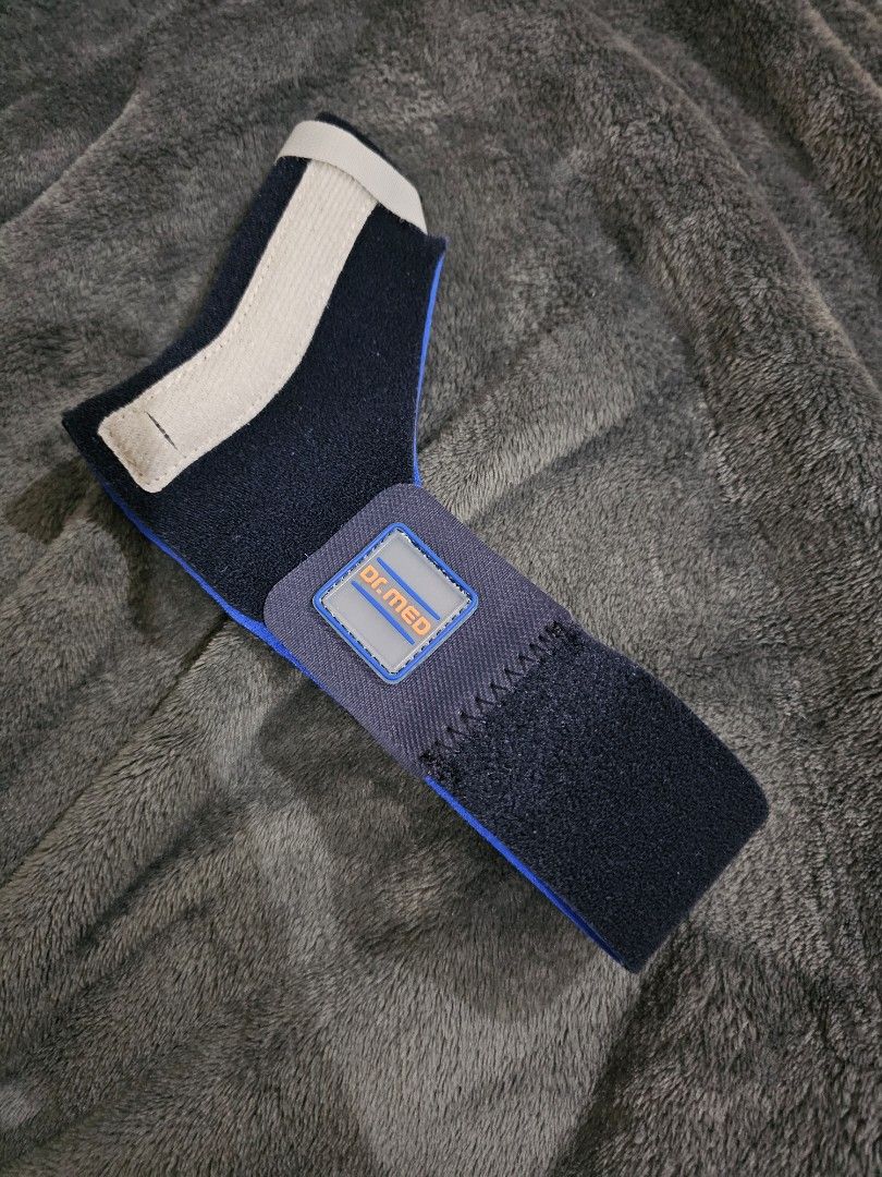 Dr. MED Wrist Support (Category: Medical Supplies & Tools) located in Marilao. Submitted by ____jnsk (Listing ID 1411372347, Image 1). Description: - Made in Korea - Blue and black design - Adjustable velcro strap - Padded for comfort - Provides wrist support and stability - Brand and origin label included.