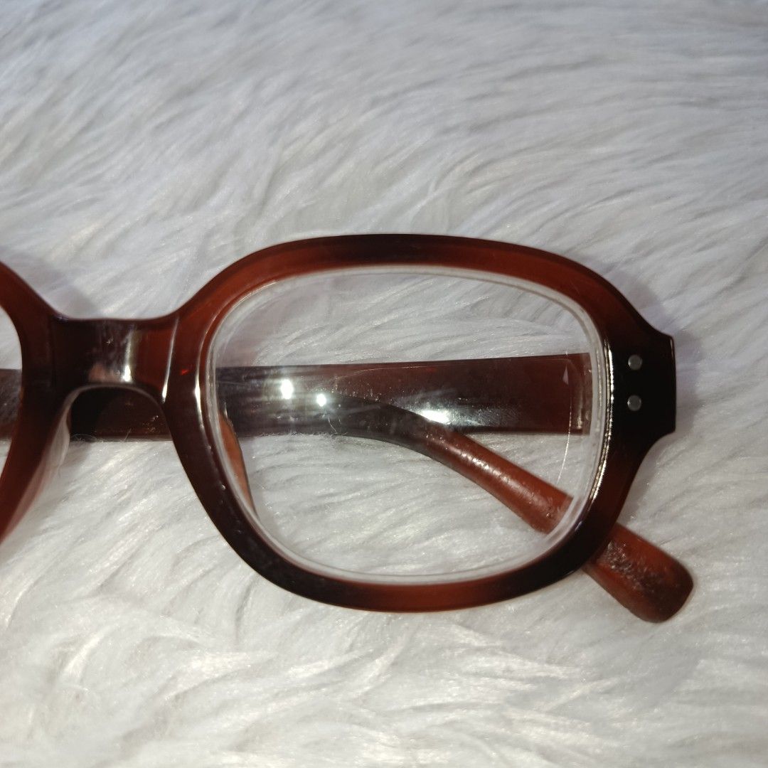 Graded Brown Frame Eyeglasses 300/300 (Category: Sunglasses & Eyewear) located in Mariveles. Submitted by shallymay (Listing ID 1411300209, Image 2). Description: - Brown frame - Clear lenses - Rectangular shape with rounded edges - Brown arms.
