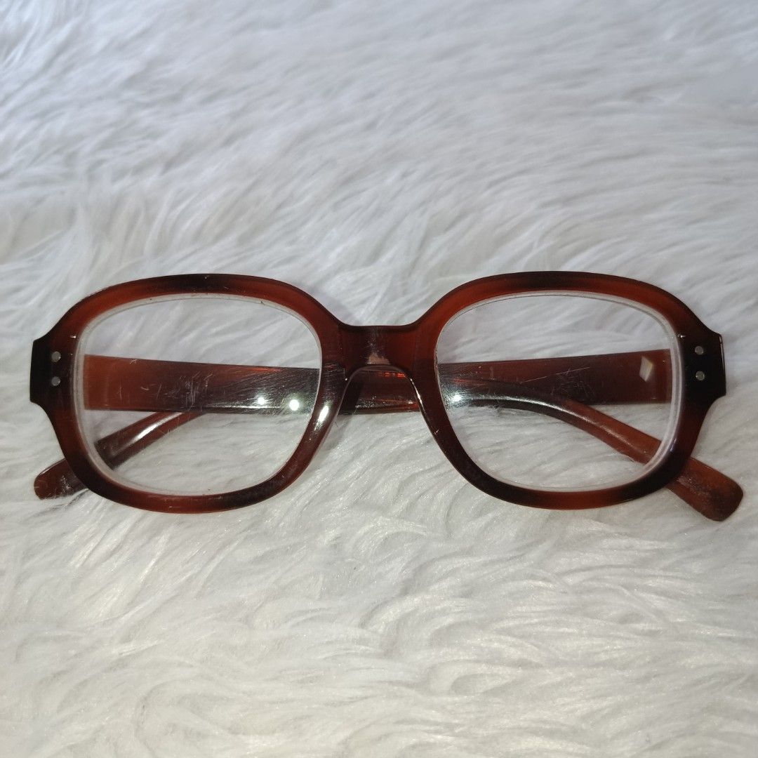 Graded Brown Frame Eyeglasses 300/300 (Category: Sunglasses & Eyewear) located in Mariveles. Submitted by shallymay (Listing ID 1411300209, Image 1). Description: - Brown frame - Clear lenses - Rectangular shape with rounded edges - Brown arms.