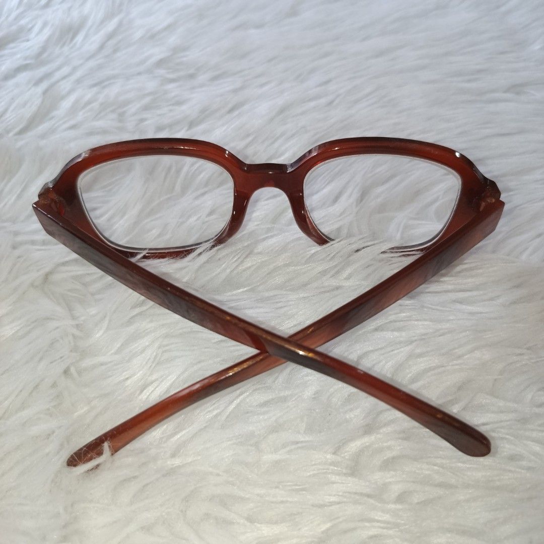 Graded Brown Frame Eyeglasses 300/300 (Category: Sunglasses & Eyewear) located in Mariveles. Submitted by shallymay (Listing ID 1411300209, Image 3). Description: - Brown frame - Clear lenses - Rectangular shape with rounded edges - Brown arms.