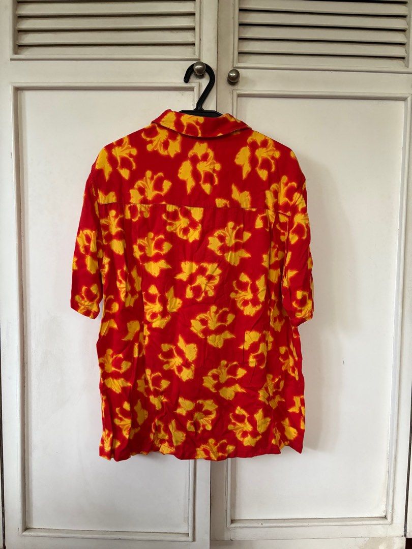 Guess Jeans Floral Shirt (Category: Tshirts & Polo Shirts ) located in Quezon City. Submitted by mcpar9685821 (Listing ID 1411312842, Image 2). Description: •vintage •worn but in very good condition, considering its age •Hawaiian-style shirt .