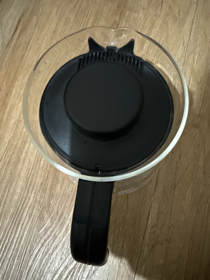 Hario Coffee Server 01 (Category: Coffee & Tea Tableware) located in Mandaluyong City. Submitted by merisellsyouwhat (Listing ID 1411419966, Image 3). Description: - Hario Coffee Server 01 - Made in Japan - Black handle and lid - Measurement markings for 1, 2, and 3 cups - Not microwave or direct heat safe.