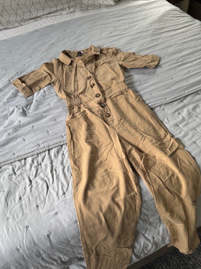 H&M Brown Shortsleeved Jumpsuit (Category: Jumpsuits) located in Bulacan. Submitted by ichikuh (Listing ID 1411335065, Image 3). Description: -; 💗.° [ kindly read ] - size: Xs-Small - used a couple of times back then but stopped wearing it - will iron it once sold - no flaws, natupi lang tas matagal na di ko ginagamit 1: Payment Method - Gcazh & Maya 2: Shipping Method - J&T, Shopi Co, & Lalamove 3: For Buyers - NO CANCELLATION - STRICTLY NO RET