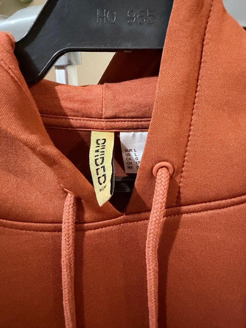 H&M Divided Cropped Hoodie - Size L (Category: Coats, Jackets and Outerwear) located in Laoac. Submitted by radsjac (Listing ID 1411287881, Image 2). Description: - H&M Divided cropped hoodie - Rust color - Size: Large - Features: - Drawstring hood - Kangaroo pocket - Long sleeves.