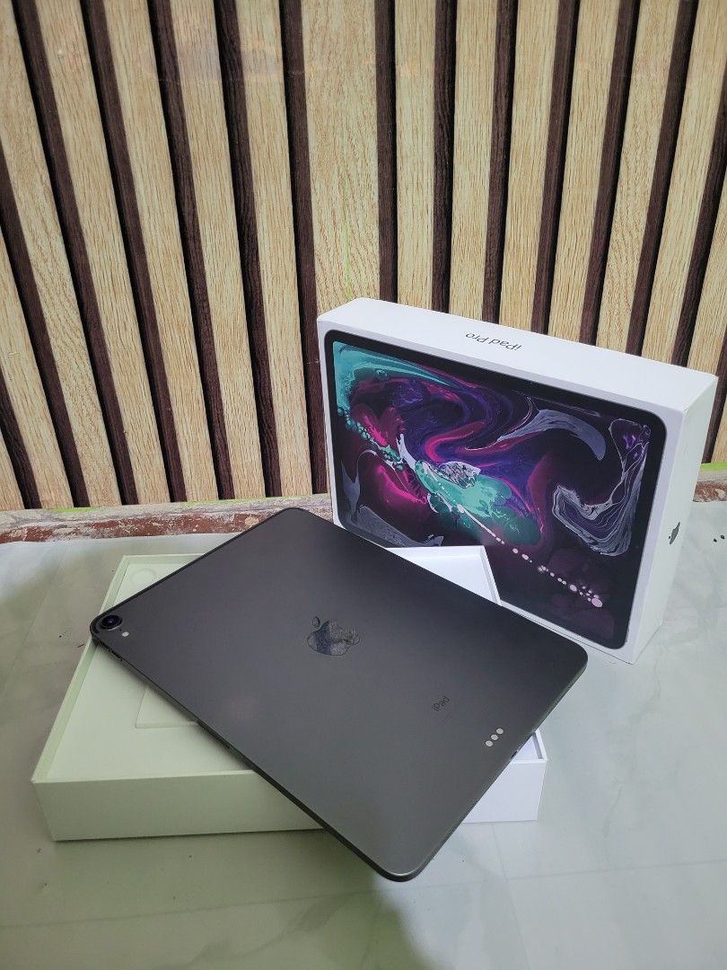 IPAD Pro 11"inch Wifi (1st Gen) Complete with box(space gray) (Category: Laptops & Notebooks) located in Manila. Submitted by jzack_01 (Listing ID 1411285055, Image 3). Description: IPAD Pro 11"inch Wifi (1st Gen) (space gray) Fixed price napo yan •Wifi Use •Face ID Goods •256GB Storage •battery Goods •Complete with box It comes with Org box And org charger. Please Kindly Check The actual Pictures This Is Secondhand ipad All Goods No history Of r