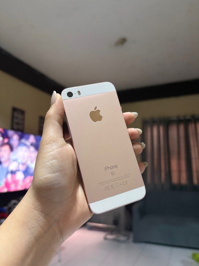 Iphone SE 1st Gen 128gb (Category: Others) located in Quezon City. Submitted by shawi_08 (Listing ID 1411316798, Image 2). Description: iPhone SE 128gb Unlock Sale😱😱😍🔥 90-95% smooth 128gb ₱5000 90% No Fingerprint ₱5500 90% w/FG 64gb ₱6000 95% w/FG simcard ₱6500 95% w/FG simcard ====🍏🍏🍏==== Package: unit case earphone cord✅ Pre order units✅ 7days arrival Needs DP Colors; Silver Rosegold Gray With Free Case/Charger/Earphone Working Simcard A