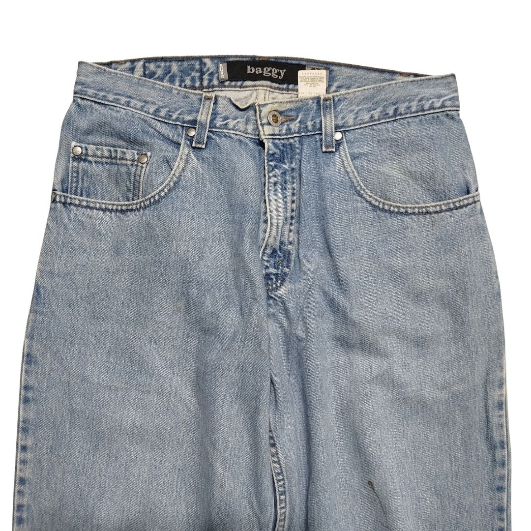Levi's Silvertab Baggy Jeans (Category: Jeans) located in Roxas City. Submitted by dailydrops.5800 (Listing ID 1411401580, Image 2). Description: Levi's Silvertab Baggy Jeans High Rise Baggy Zipper Fly Measurements are in Inches Waist: 32 Length: 44 Inseam: 32 Front rise: 11.5 Thigh: 15 Knee: 12 Leg Opening: 8.5 Issue: needs wash Condition: 9/10 Price: 1300 + Shipping fee Feel free to DM us if you have questions.😉 For fast replies see last pic.
