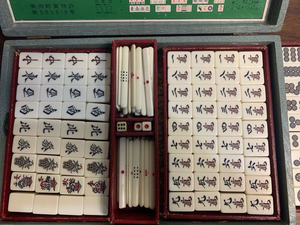 Mahjong - Señiorita - Mini - Black (Category: Board Games & Puzzles) located in Carmona. Submitted by bihira (Listing ID 1411362870, Image 2). Description: Mahjong - Señiorita - Mini - Black - as is box - with chips / scratch - pls check all the pieces.