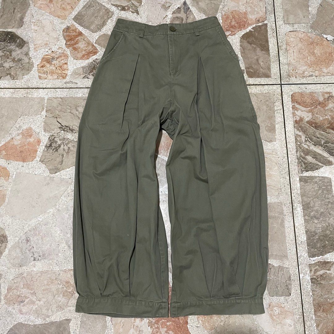Olive Green Pleated Baggy Pants (Category: Other Bottoms) located in Naga. Submitted by mnmaxx (Listing ID 1411383085, Image 1). Description: Olive green baggy pants with a wide, relaxed fit. Features pleats, button/zipper closure, and gathered hem. Durable fabric fits 29-30.