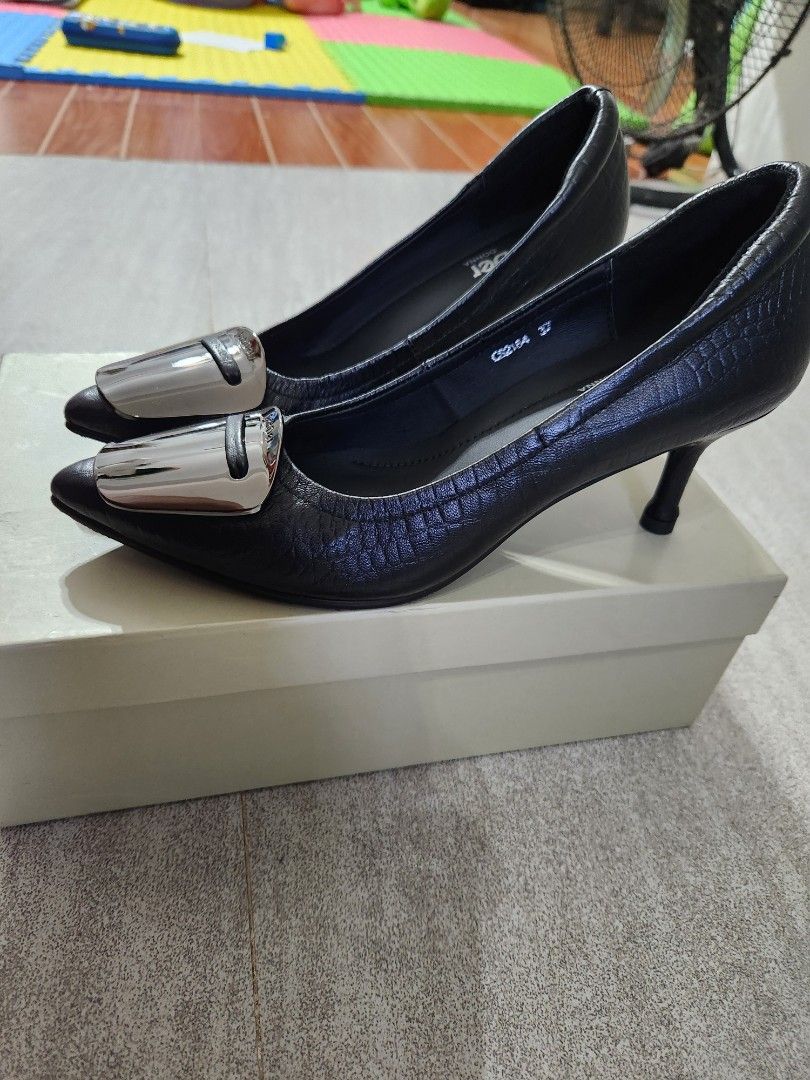 PabDer Donna Black Heels Size 37 (Category: Heels) located in Taguig. Submitted by orange_potion (Listing ID 1411281277, Image 3). Description: - PabDer Donna heels in black, size 37 - Pointed toe design with silver accent - Textured exterior - Comfortable insole - Comes with original box - Unique sole pattern for grip.