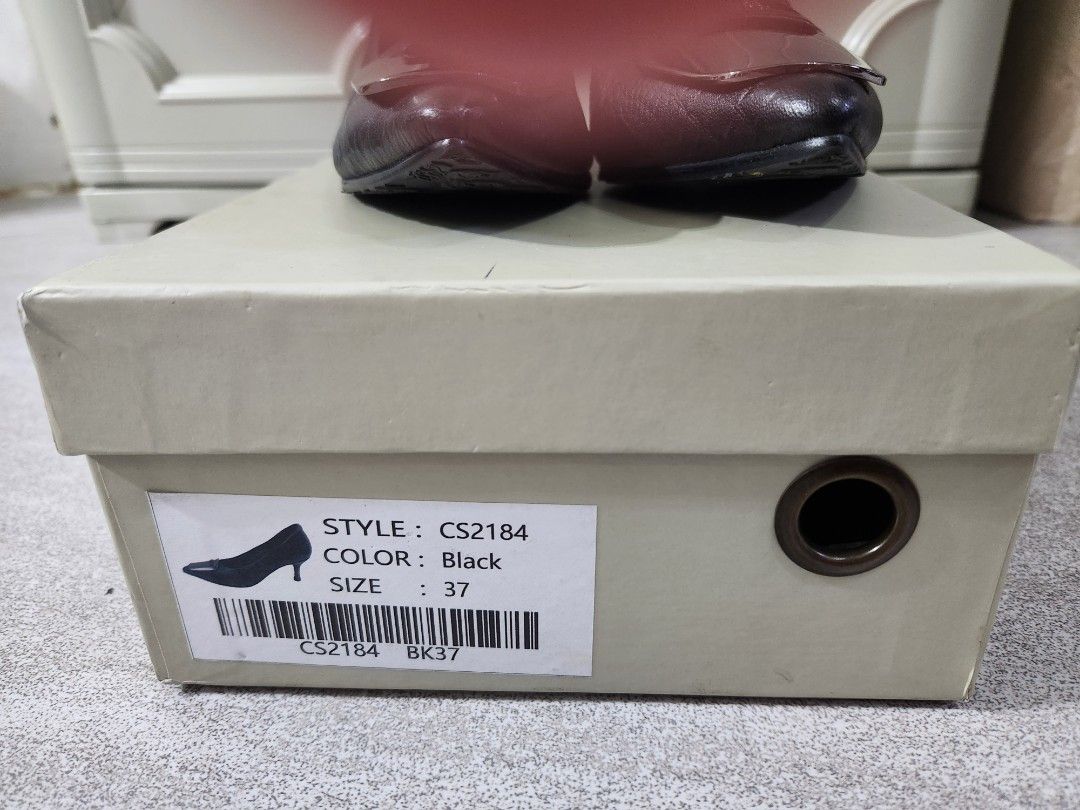 PabDer Donna Black Heels Size 37 (Category: Heels) located in Taguig. Submitted by orange_potion (Listing ID 1411281277, Image 1). Description: - PabDer Donna heels in black, size 37 - Pointed toe design with silver accent - Textured exterior - Comfortable insole - Comes with original box - Unique sole pattern for grip.