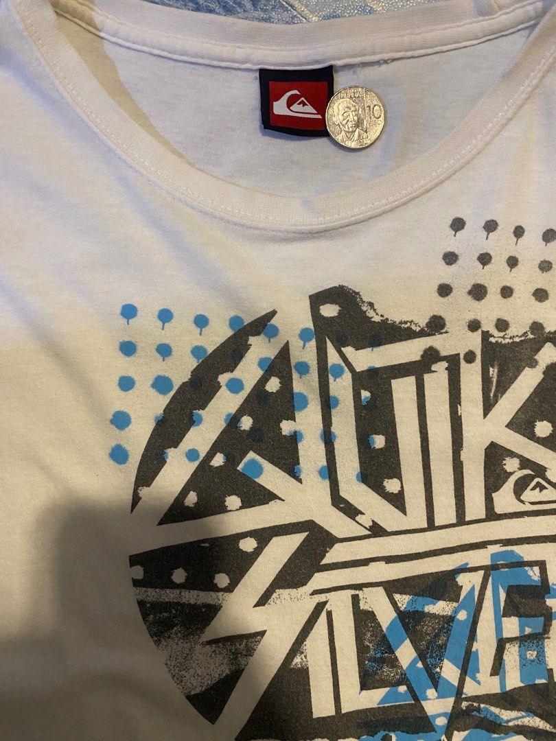 Quiksilver Graphic Tshirt (Category: Tshirts & Polo Shirts ) located in Navotas City. Submitted by patrickvarg (Listing ID 1411287612, Image 3). Description: M on tag 20x29 Issue: may mga black dot stain sa lower part and minimal yellow stain .