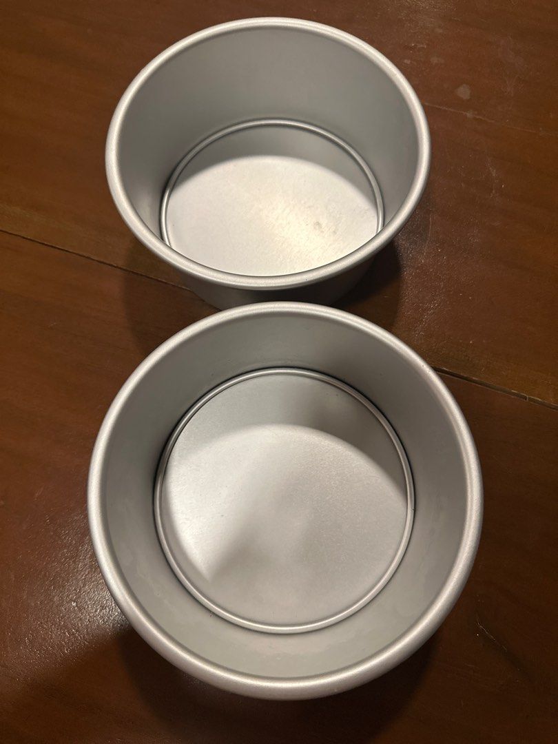 Round Cake Pans (Category: Bakeware) located in Quezon City. Submitted by alysstrade (Listing ID 1411391297, Image 1). Description: Never been used.