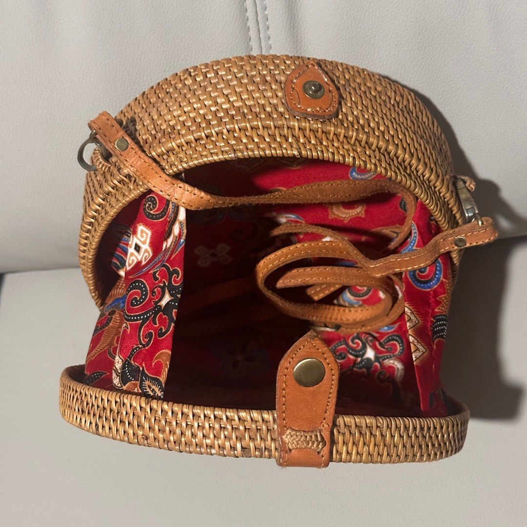 Round Woven Rattan Bag (Category: Shoulder Bags) located in Urdaneta. Submitted by oc_decluttering (Listing ID 1411398235, Image 2). Description: -rattan bag with strap, no defects, check all you want -17.5inches in diameter -rfs : decluttering -pick up/meet up at urdaneta city, pangasinan -can do shipping, buyer to shoulder SF (lbc only) -payment first policy incl. shipping fee .