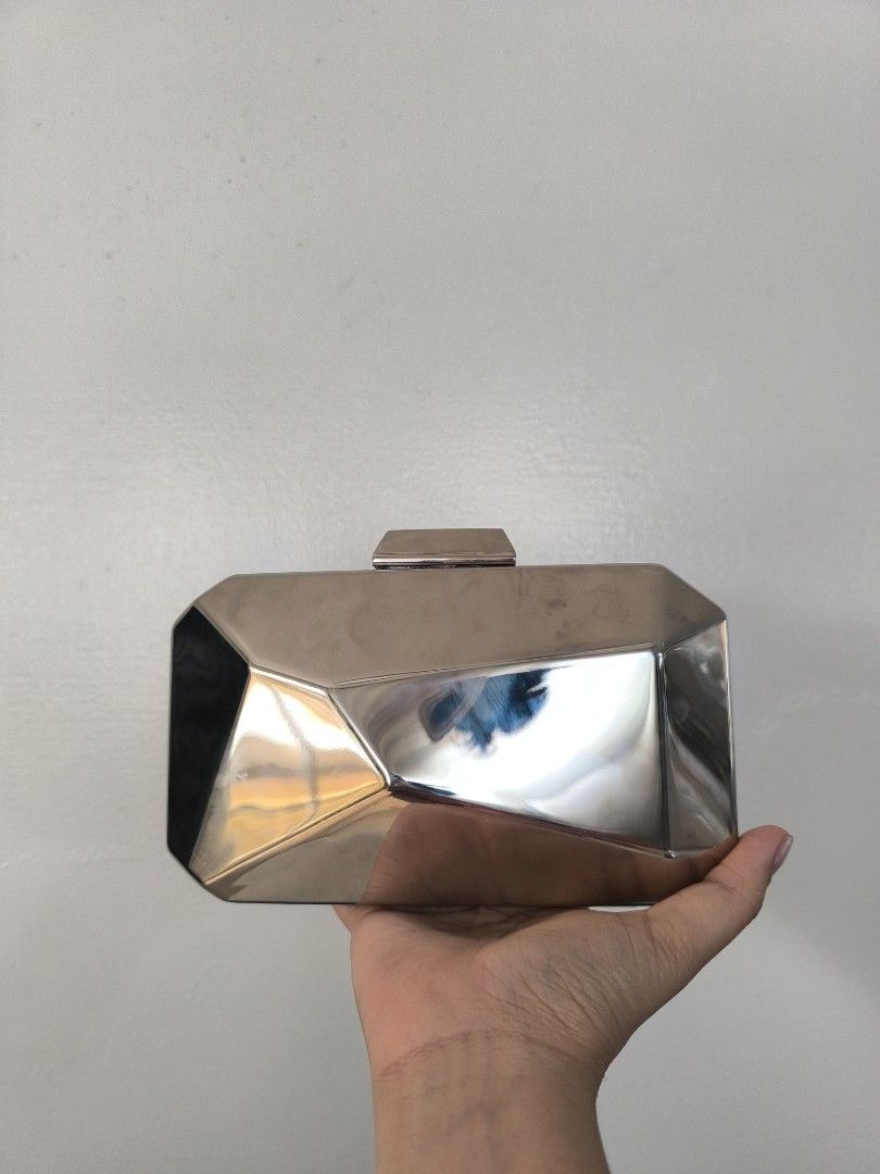 Silver clutch bag (Category: Luxury Bags & Wallets) located in Naga. Submitted by janetteku18158 (Listing ID 1411276682, Image 1). Description: .