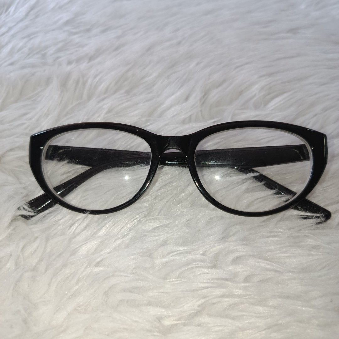 Transition Graded Black Frame Eyeglasses 300/300 (Category: Sunglasses & Eyewear) located in Mariveles. Submitted by shallymay (Listing ID 1411300022, Image 1). Description: - Classic black oval frame - Clear lenses - Glossy finish - Durable material - Suitable for everyday wear.