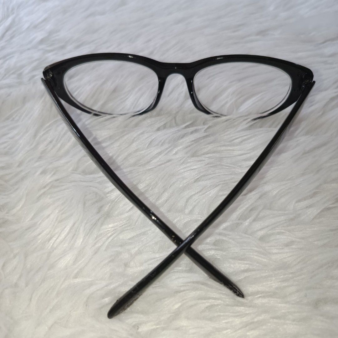 Transition Graded Black Frame Eyeglasses 300/300 (Category: Sunglasses & Eyewear) located in Mariveles. Submitted by shallymay (Listing ID 1411300022, Image 3). Description: - Classic black oval frame - Clear lenses - Glossy finish - Durable material - Suitable for everyday wear.