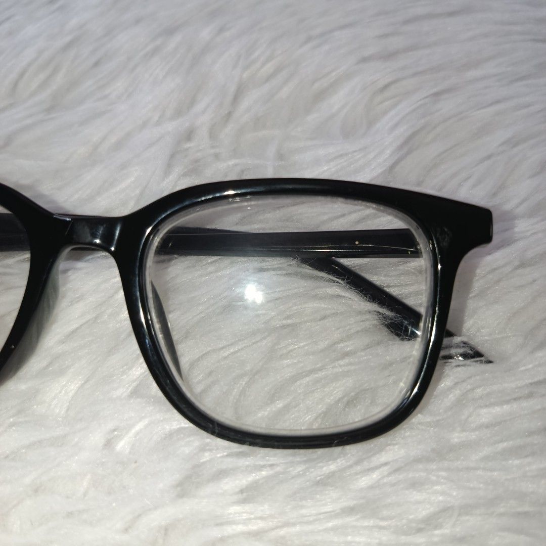 Transition Graded Black Frame Eyeglasses 300/300 (Category: Sunglasses & Eyewear) located in Mariveles. Submitted by shallymay (Listing ID 1411300449, Image 2). Description: - Classic black frame eyeglasses - Rectangular frame shape - Clear lenses - Thin, black arms - Suitable for everyday use - Simple and versatile accessory.