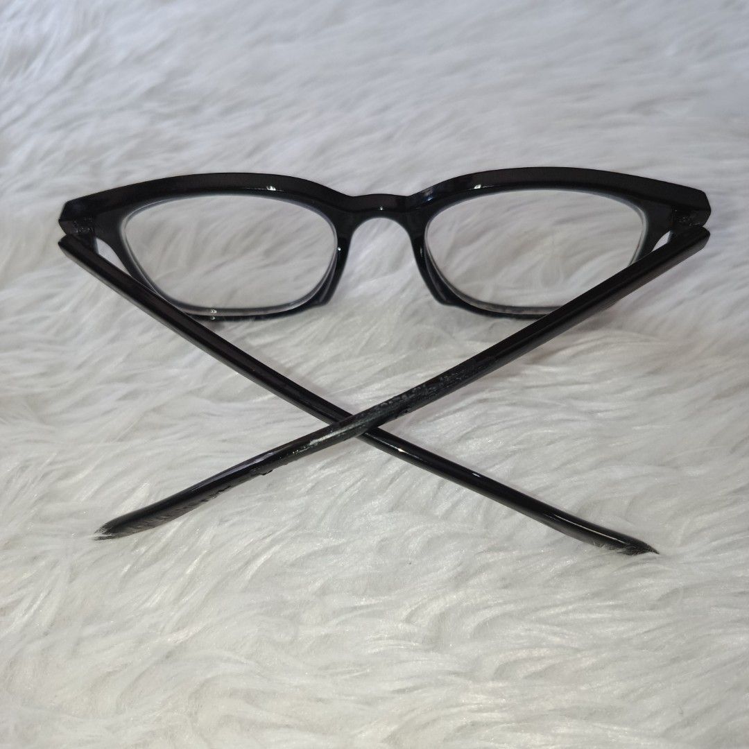 Transition Graded Black Frame Eyeglasses 300/300 (Category: Sunglasses & Eyewear) located in Mariveles. Submitted by shallymay (Listing ID 1411300449, Image 3). Description: - Classic black frame eyeglasses - Rectangular frame shape - Clear lenses - Thin, black arms - Suitable for everyday use - Simple and versatile accessory.