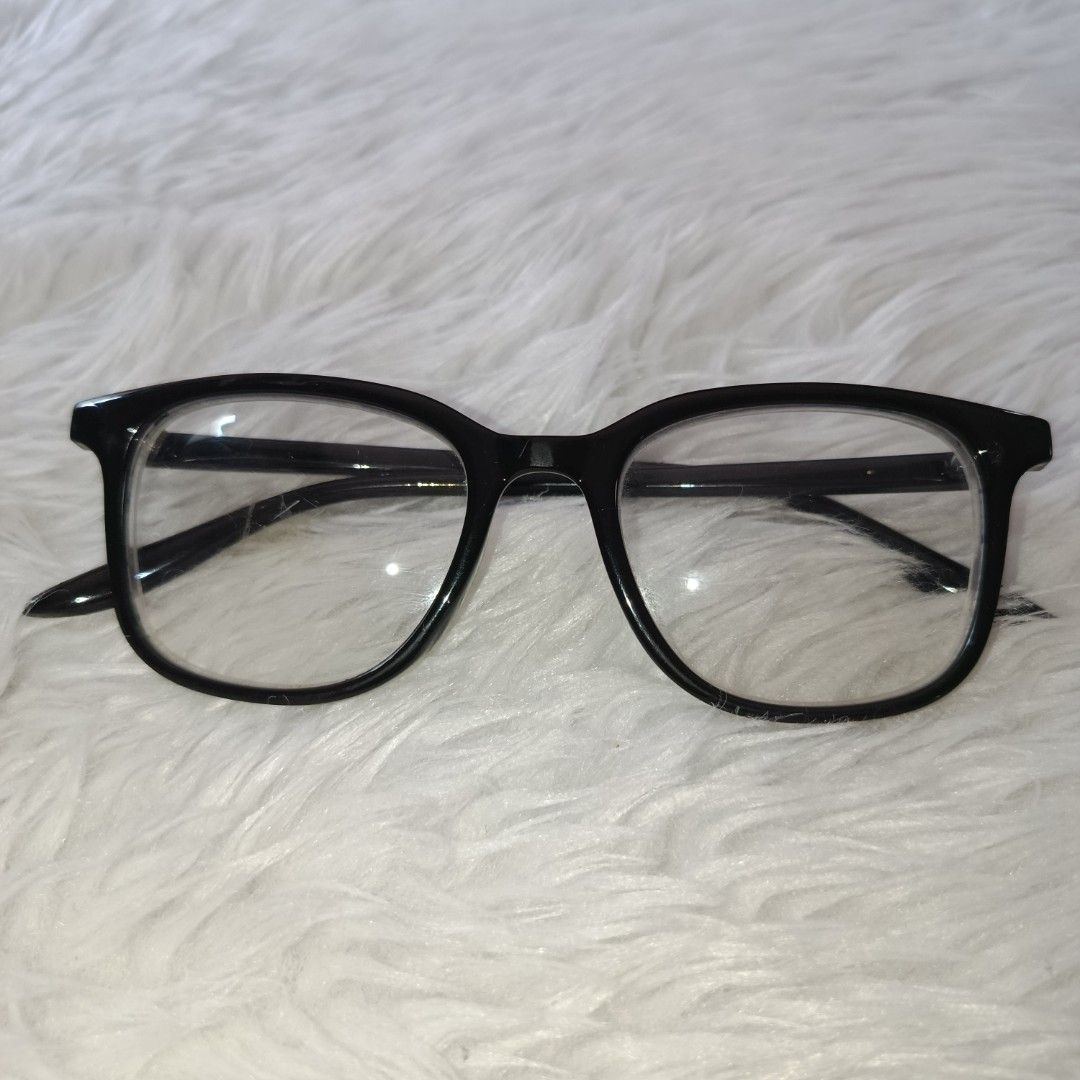 Transition Graded Black Frame Eyeglasses 300/300 (Category: Sunglasses & Eyewear) located in Mariveles. Submitted by shallymay (Listing ID 1411300449, Image 1). Description: - Classic black frame eyeglasses - Rectangular frame shape - Clear lenses - Thin, black arms - Suitable for everyday use - Simple and versatile accessory.