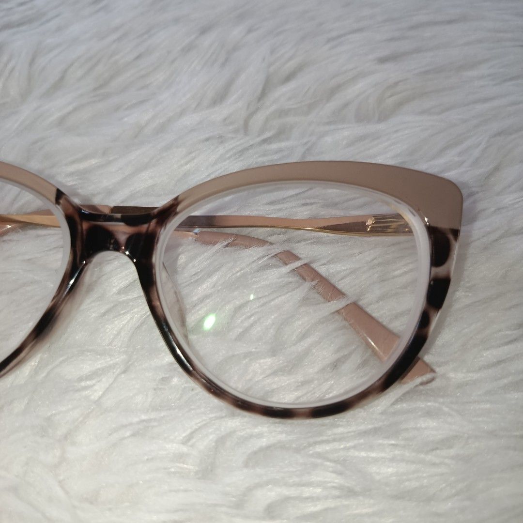 Transition Graded Cat-Eye Eyeglasses 600/600 (Category: Sunglasses & Eyewear) located in Mariveles. Submitted by shallymay (Listing ID 1411300579, Image 2). Description: - Cat-eye eyeglasses - Leopard print frame (beige and brown) - Gold-colored frame and temples - Clear lenses - Modern and fashionable design - Perfect for everyday wear.