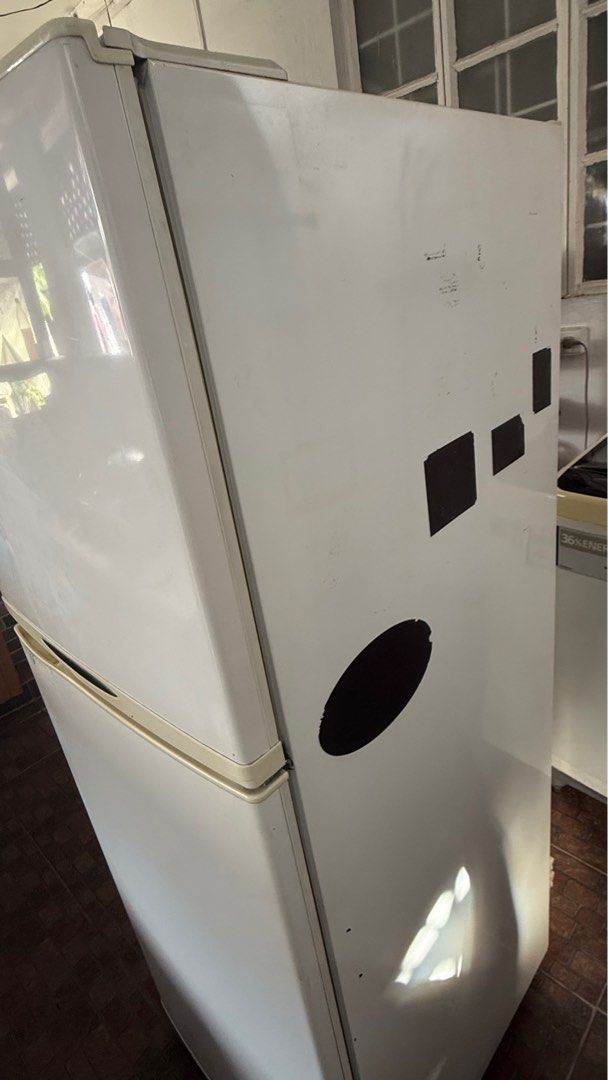 Refrigerator Toshiba (Category: Refrigerators and Freezers) located in Paranaque City. Submitted by _jmsa (Listing ID 1411280822, Image 2). Description: 2nd Hand. Well-Used Appliance Type: Refrigerator-freezer (two-door, top-mount). Voltage: Rated for 220-240 V~. Frequency: Rated for 60 Hz. Rated Input: 150 Watts. Rated Current: 1.0 A. For meet up at my place Cash or gcash payment.