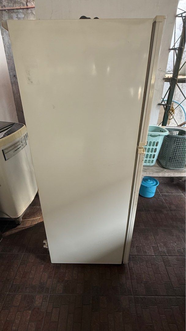Refrigerator Toshiba (Category: Refrigerators and Freezers) located in Paranaque City. Submitted by _jmsa (Listing ID 1411280822, Image 3). Description: 2nd Hand. Well-Used Appliance Type: Refrigerator-freezer (two-door, top-mount). Voltage: Rated for 220-240 V~. Frequency: Rated for 60 Hz. Rated Input: 150 Watts. Rated Current: 1.0 A. For meet up at my place Cash or gcash payment.