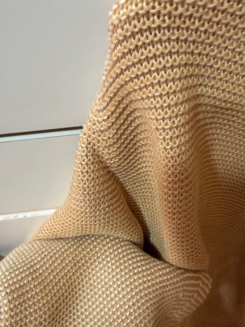 Uniqlo 3D Knit V-Neck Sweater (Category: Coats, Jackets and Outerwear) located in Antipolo. Submitted by gelibeu_ (Listing ID 1411285682, Image 3). Description: NOTE: The color from the photo may differ from the actual item. Item is in perfect condition. You can ask for more pictures and other details! - RFS: closet cleanout 📍antipolo, quezon, or makati Payment can be done thru BDO, GCash, & Maya. (Please make a payment within a day or two!) Shi