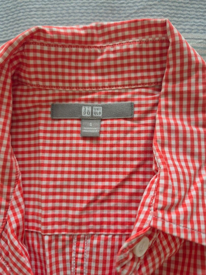 Uniqlo Gingham Long Sleeve Shirt (Category: Tshirts & Polo Shirts ) located in Quezon City. Submitted by nfr03 (Listing ID 1411283630, Image 2). Description: - Uniqlo long-sleeved shirt - Classic red and white gingham pattern - Button-down front - Collared neckline - Lightweight fabric.