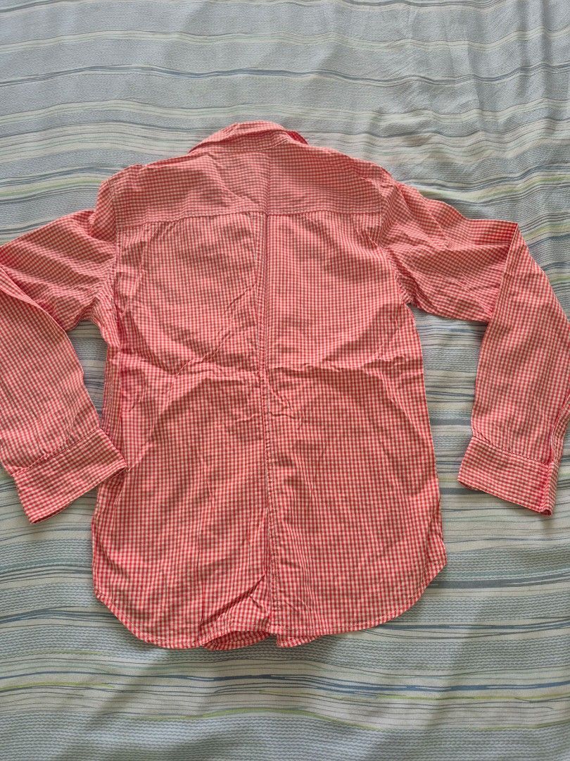 Uniqlo Gingham Long Sleeve Shirt (Category: Tshirts & Polo Shirts ) located in Quezon City. Submitted by nfr03 (Listing ID 1411283630, Image 3). Description: - Uniqlo long-sleeved shirt - Classic red and white gingham pattern - Button-down front - Collared neckline - Lightweight fabric.
