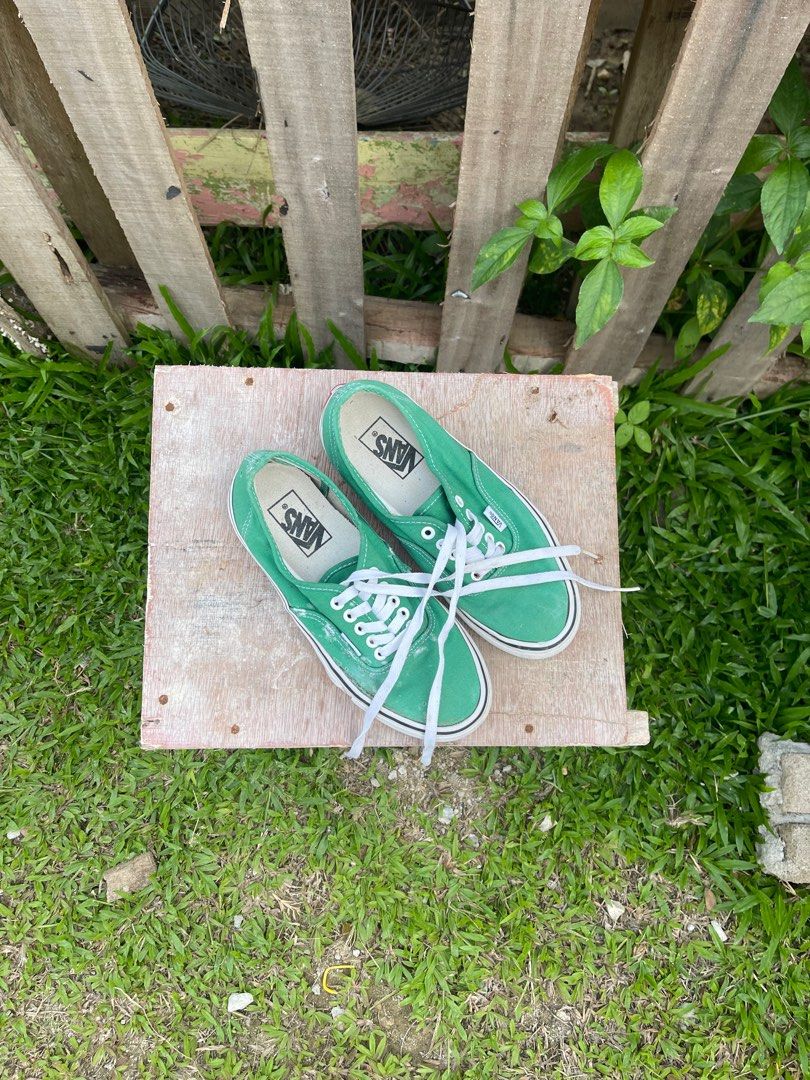 Vans authentic (Category: Sneakers & Footwear) located in Temerloh. Submitted by bendagemor (Listing ID 1411285396, Image 2). Description: ada defect sikit tapi looks more garinkk🤩.