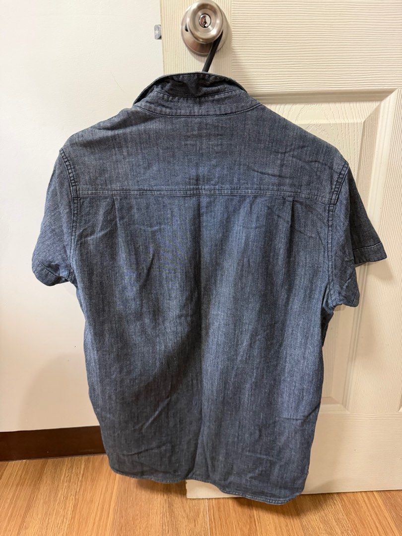 Wrangler Denim Short Sleeve Polo (Category: Tshirts & Polo Shirts ) located in Santo Tomas. Submitted by bjmitrav11 (Listing ID 1411345065, Image 2). Description: - Wrangler Denim Short Sleeve Polo - Size: M - Material: Denim - Condition: Good - Design: Classic with chest pockets - Perfect for casual wear MOP: GCash.