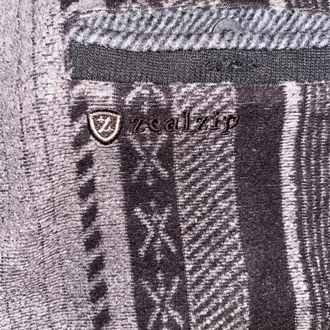 ZEALZIP Coogi Sweater (Category: Coats, Jackets and Outerwear) located in Manila. Submitted by refinedthreads (Listing ID 1411301362, Image 3). Description: FREE SHIPPING! PERFECT FOR THIS COLD SEASON❄️☃️⛄️ W21” x L24” No Issues Like New Condition .