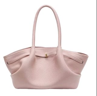 (Category: ) located in . Submitted by aina.s.wardrobe (Listing ID 1411369906, Image 1). Description: .