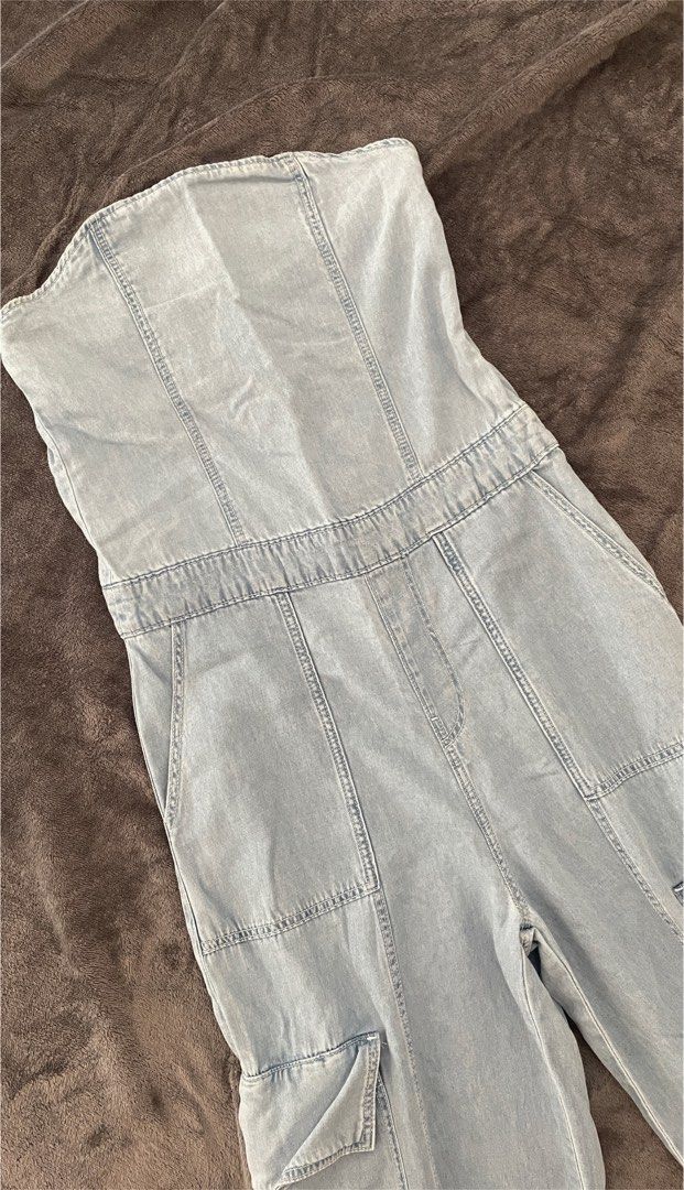 Bershka Denim Strapless Jumpsuit (Category: Jumpsuits) located in Paranaque City. Submitted by faveactivewear (Listing ID 1411589976, Image 1). Description: - Bershka strapless denim jumpsuit bought this originally for ₱2,500+ - Light blue wash - Size S, can fit up to Medium - Cargo pockets - Straight leg Same day delivery Shipping c/o buyer Location: Betterliving, Parañaque .