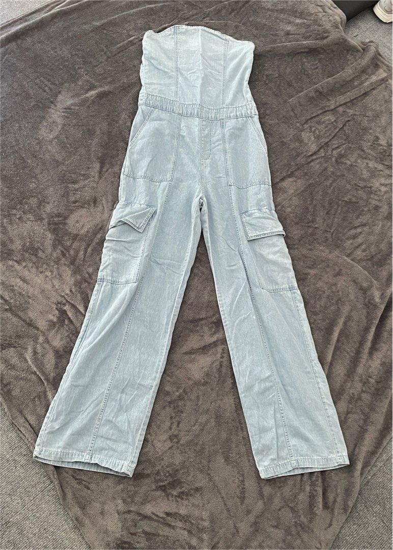 Bershka Denim Strapless Jumpsuit (Category: Jumpsuits) located in Paranaque City. Submitted by faveactivewear (Listing ID 1411589976, Image 2). Description: - Bershka strapless denim jumpsuit bought this originally for ₱2,500+ - Light blue wash - Size S, can fit up to Medium - Cargo pockets - Straight leg Same day delivery Shipping c/o buyer Location: Betterliving, Parañaque .