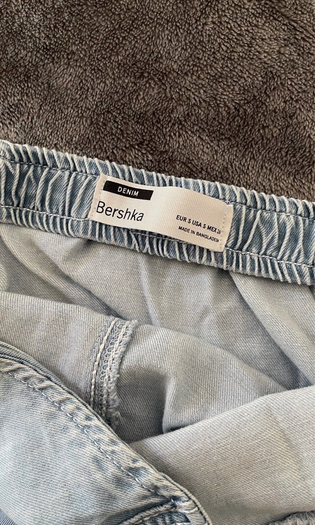 Bershka Denim Strapless Jumpsuit (Category: Jumpsuits) located in Paranaque City. Submitted by faveactivewear (Listing ID 1411589976, Image 3). Description: - Bershka strapless denim jumpsuit bought this originally for ₱2,500+ - Light blue wash - Size S, can fit up to Medium - Cargo pockets - Straight leg Same day delivery Shipping c/o buyer Location: Betterliving, Parañaque .