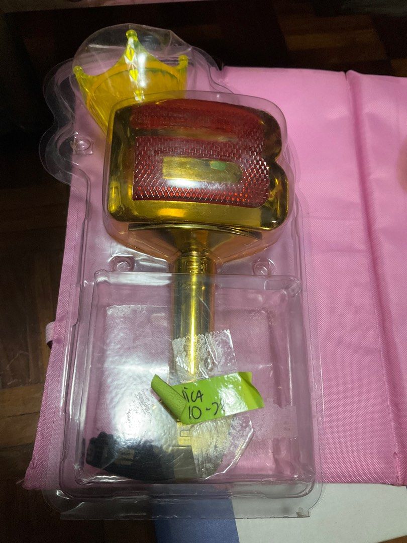 Bigbang 10th year lightstick (Good as new) (Category: K-Wave Merchandise) located in Pasay City. Submitted by pampashop (Listing ID 1411480396, Image 1). Description: Good as new Jqnuary sale Nonto buraot.