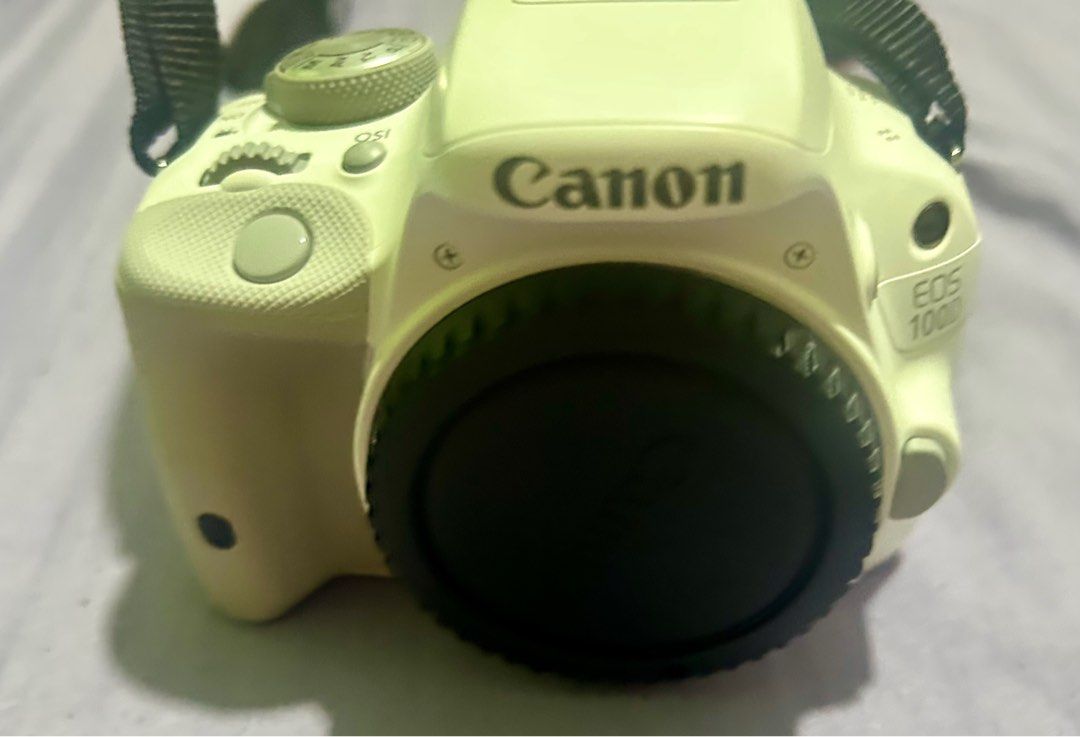 Canon EOS 100D with EFS 18-55mm Lens (Category: Cameras) located in Lipa City. Submitted by aniceto.jumadiao (Listing ID 1411578768, Image 3). Description: Canon EOS 100D Color: White With battery and charger with sync cable and bag 2nd hand slightly use. .