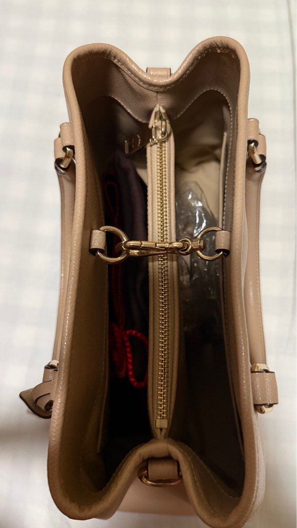 COACH MARGOT CARRYALL (Category: Luxury Bags & Wallets) located in Arayat. Submitted by pepperluv (Listing ID 1411518954, Image 3). Description: unli check arayat pampanga loc bought it from singapore never been used rfs: decluttering and need funds with sling.