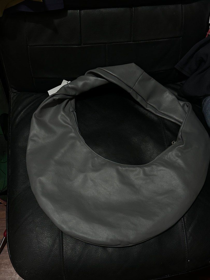 H&M Crescent/ Hobo Shoulder Bag (Category: Shoulder Bags) located in Pateros City. Submitted by ningrc (Listing ID 1411492358, Image 1). Description: .