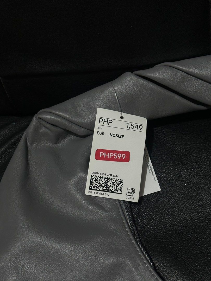 H&M Crescent/ Hobo Shoulder Bag (Category: Shoulder Bags) located in Pateros City. Submitted by ningrc (Listing ID 1411492358, Image 2). Description: .