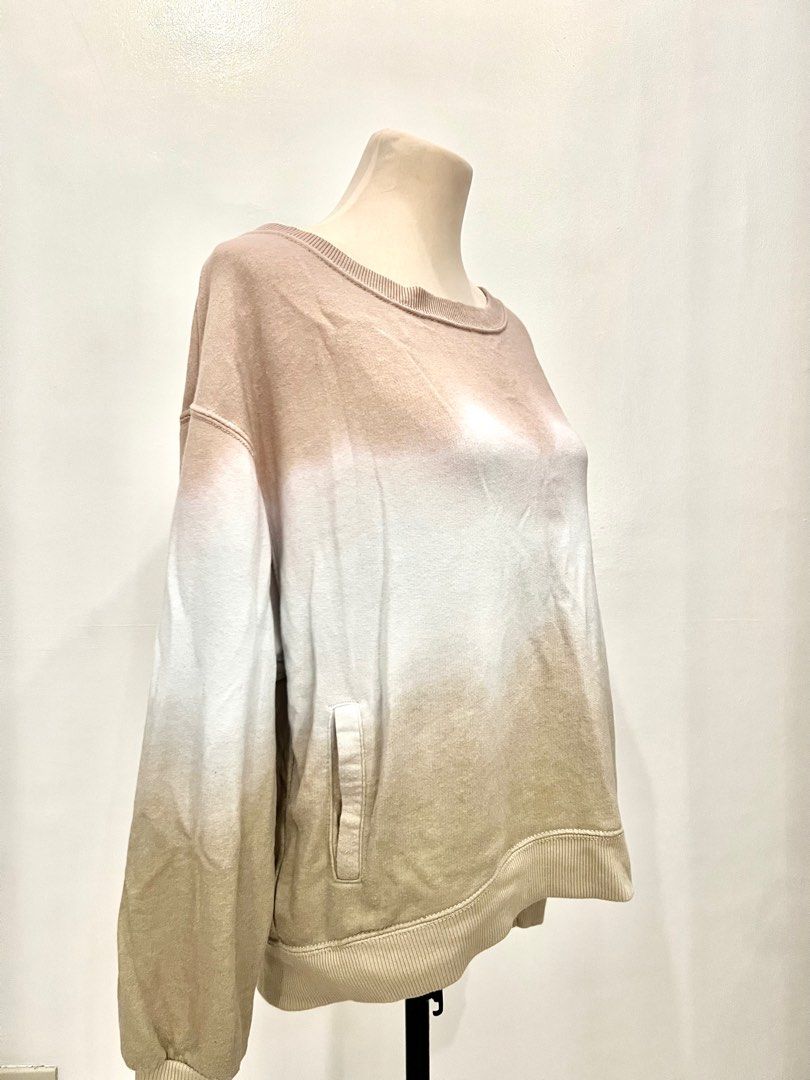 Hollister Dip Dye Sweatshirt - Small (Category: Longsleeves) located in Quezon City. Submitted by annemargarethh (Listing ID 1411475973, Image 2). Description: - Hollister dip dye sweatshirt - Size: Small - Color: Neutral palette - Features: Crew neck, long sleeves, front pocket - Oversized Fit.