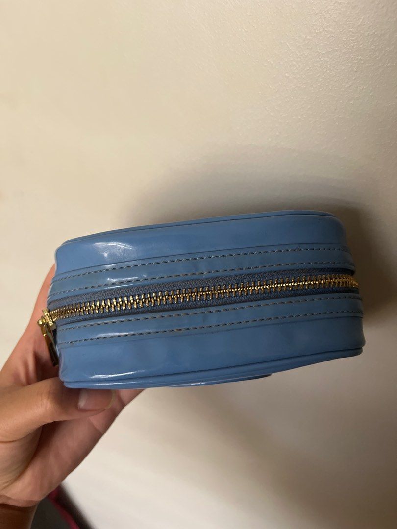 Tory Burch Cosmetic Pouch (Category: Luxury Bags & Wallets) located in Marikina City. Submitted by spicytamago (Listing ID 1411475560, Image 2). Description: - original tory burch - a bit dusty and needs cleaning inside.