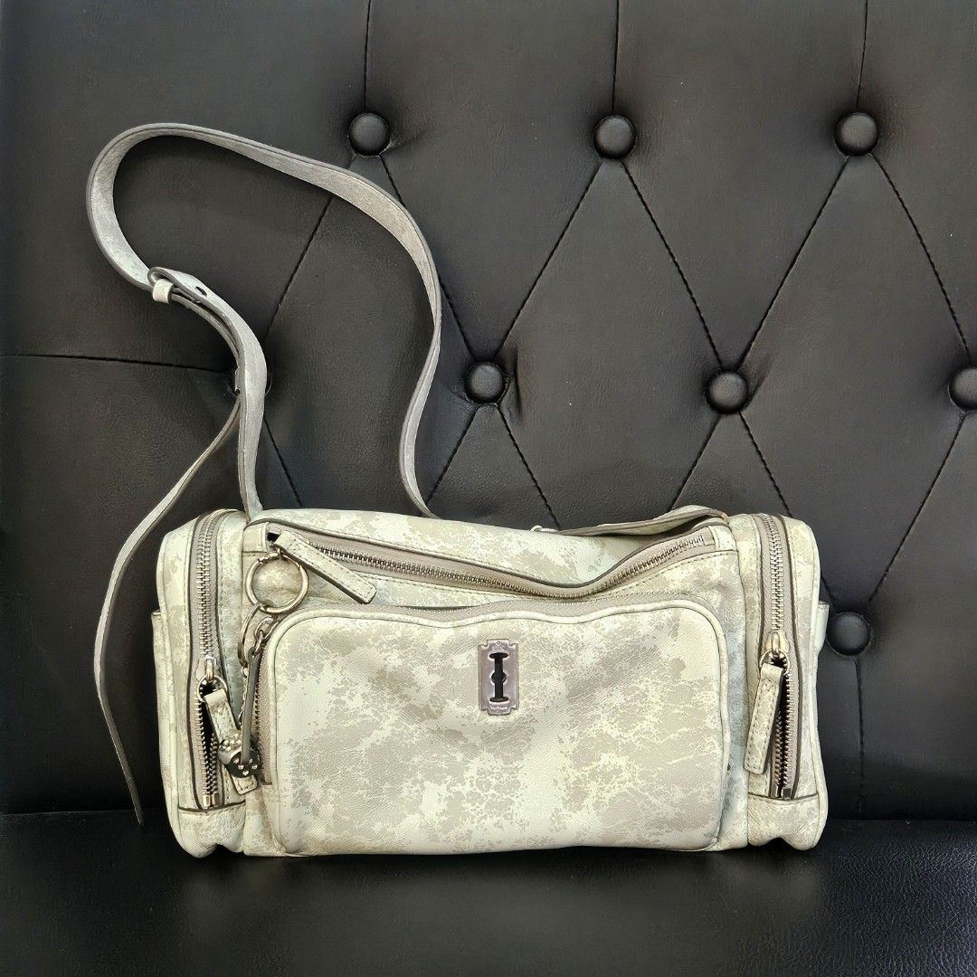 Vunque Perfec Multi Pocket Shoulder M Beige (Category: Luxury Bags & Wallets) located in Santa Rosa. Submitted by girlgloss (Listing ID 1411466594, Image 1). Description: - Stylish Vunque shoulder bag - Unique textured design - Multiple zippered compartments - Adjustable shoulder strap - Distinctive metal detail - Brand tag inside - Perfect for everyday use.