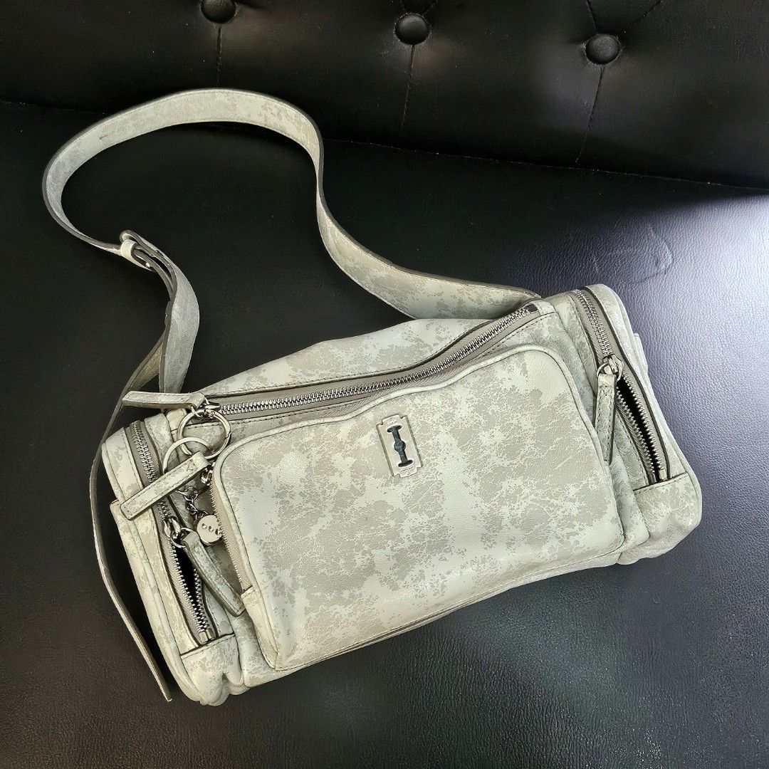 Vunque Perfec Multi Pocket Shoulder M Beige (Category: Luxury Bags & Wallets) located in Santa Rosa. Submitted by girlgloss (Listing ID 1411466594, Image 3). Description: - Stylish Vunque shoulder bag - Unique textured design - Multiple zippered compartments - Adjustable shoulder strap - Distinctive metal detail - Brand tag inside - Perfect for everyday use.